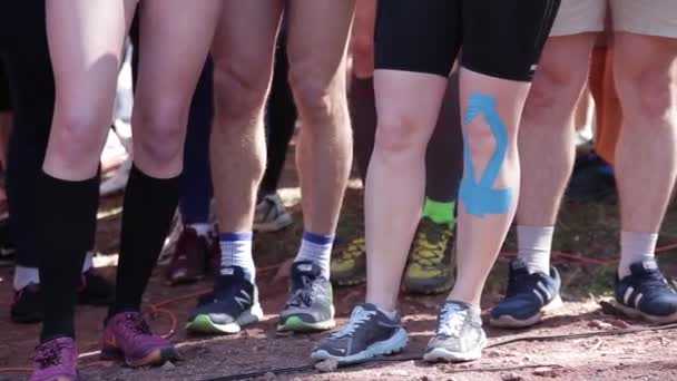 KRYVYI RIH, UCRAINA - APRILE, 2019: folla di atleti dilettanti in piedi su un inizio di maratona, molte gambe close-up Persone per uno stile di vita sano . — Video Stock