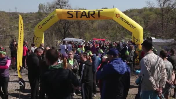Kryvyi rih, Ukraine - April 2019: Gruppe von Amateursportlern wartet auf den Start eines Marathons auf einer Langlaufstraße. Menschen für einen gesunden Lebensstil. — Stockvideo
