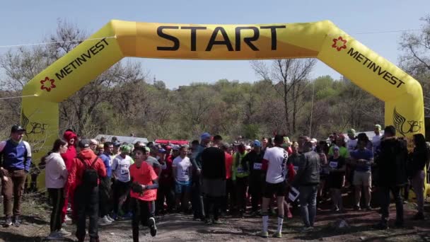 Kryvyi Rih, Ukrajina-duben, 2019: Skupina amatérských sportovců, kteří čekají na zahájení Marathónu na běžecké silnici. Lidé pro zdravý životní styl. — Stock video