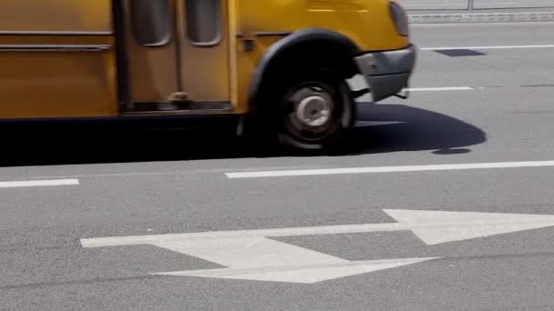 Yol Işaretleme Yön Okları Araba Sokak Boyunca Sürücü — Stok video