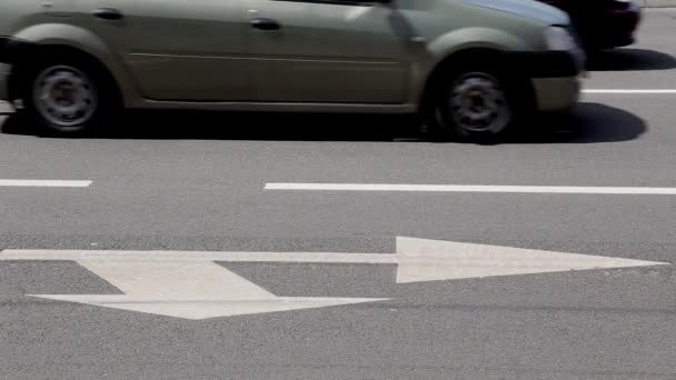 Yol Işaretleme Yön Okları Araba Sokak Boyunca Sürücü — Stok video
