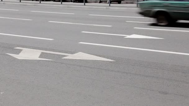 Wegmarkering Richtingspijlen Auto Rijden Langs Straat — Stockvideo