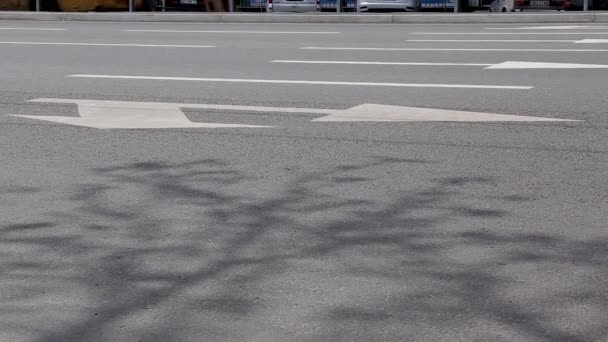 道路标记 方向箭头 汽车沿街行驶 — 图库视频影像