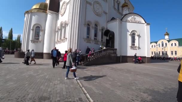 Kryvyi Rih, Oekraïne-april, 2019:. Mensen vieren heilig Pasen in Oekraïens-orthodoxe kerk. — Stockvideo