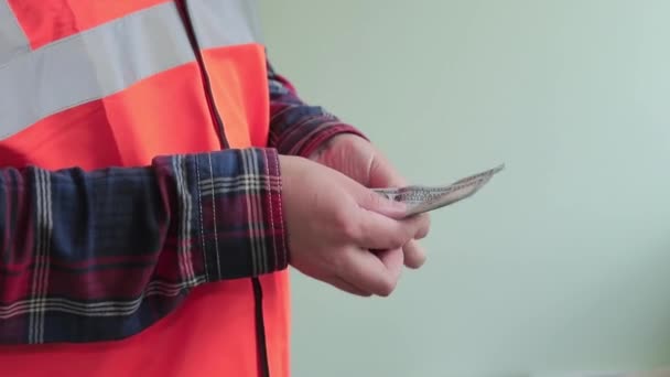 Dělník Oblečený Reflexní Vestě Počítá Peníze Nové Stovky Dolarových Bankovek — Stock video