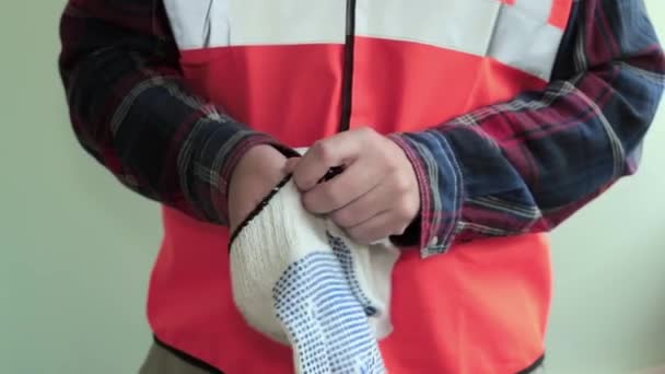 Mannelijke Werknemer Gekleed Een Reflecterende Vest Beschermende Handschoenen Handen Close — Stockvideo