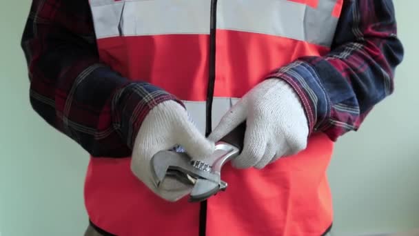 Working Man Wearing Reflective Vest Twist Adjustable Wrench Preparation Work — 비디오