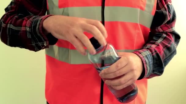 Hombre Trabajador Con Chaleco Reflectante Abierto Dar Cámara Botella Plástico — Vídeo de stock