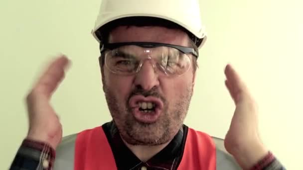 Trabajador Caucásico Sin Afeitar Vestido Con Chaleco Reflectante Gafas Protectoras — Vídeo de stock