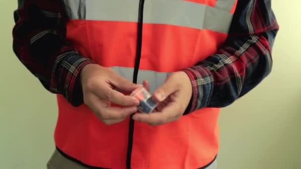 Homem Trabalhador Vestido Com Colete Reflexivo Segurando Protetores Auriculares Mãos — Vídeo de Stock