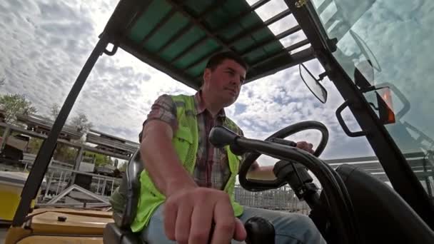Homme Caucasien Ouvrier Entrepôt Vêtu Gilet Réfléchissant Travaillant Sur Chariot — Video