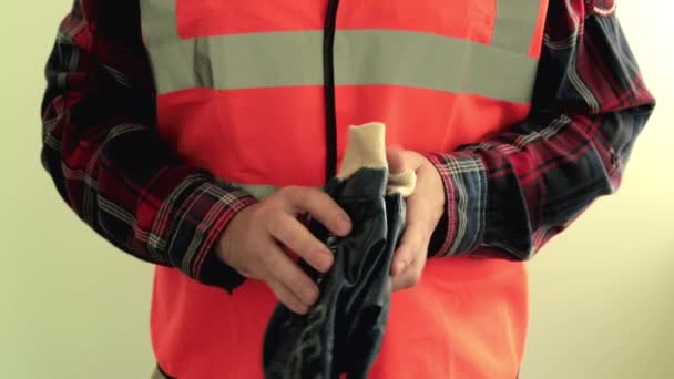 Homem Trabalhador Vestido Com Colete Reflexivo Colocar Luvas Proteção Impermeáveis — Vídeo de Stock