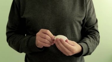 Adam elektrikçi mühendis kamera enerji tasarrufu Led lamba vermek. Eller closeup açık yeşil arka planda izole.