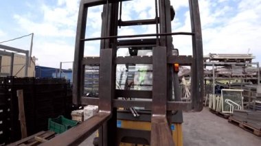 Dışarıdaki bir depoda forkliftte çalışıyorum..