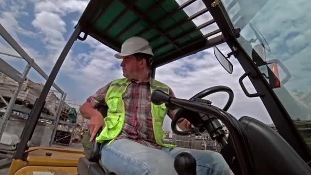 Kafkas Adam Yansıtıcı Yelek Beyaz Kask Giymiş Bir Forklift Açık — Stok video