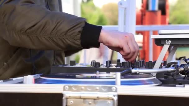 Reproducir Música Rascar Vinilo Grabar Giradiscos Fiesta Aire Libre Primer — Vídeo de stock