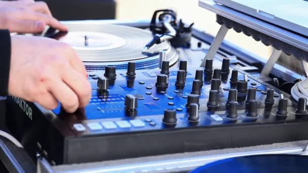 Play Music Scratching Vinyl Record Turntable Open Air Party Inglês — Vídeo de Stock