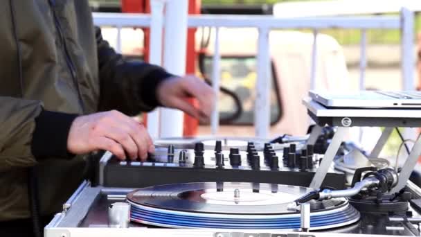 Spela Musik Scratching Vinyl Rekord Skivspelare Open Air Party Hands — Stockvideo