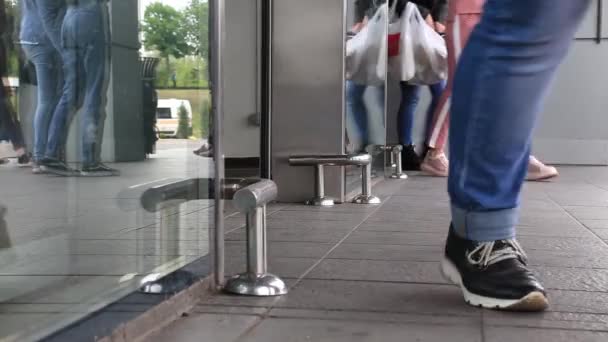 Βερολίνο Γερμανία Μάιος 2019 Πολλοί Επισκέπτες Του Εμπορικού Κέντρου Περπατούν — Αρχείο Βίντεο