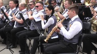 Kryvyi Rih, Ukrayna - Mayıs, 2019: Belediye orkestrasında oturan insanlar açık hava şenlikli konserde nefes çalıyor.