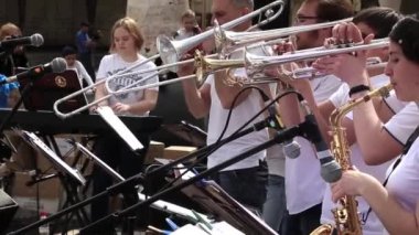 Kryvyi Rih, Ukrayna - Mayıs, 2019: Belediye orkestrasında oturan insanlar açık hava şenlikli konserde nefes çalıyor.