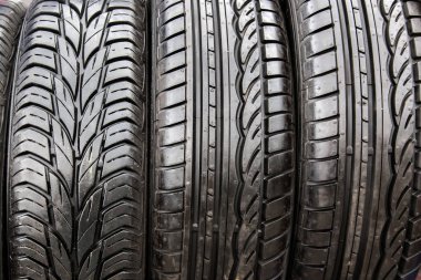 Siyah lastikler arka planı kapatır.