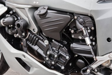 Bir yarış motosikletyakın çekim motor parçaları.