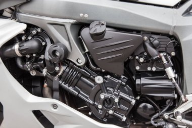 Bir yarış motosikletyakın çekim motor parçaları.