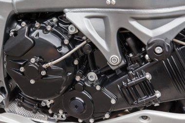 Bir yarış motosikletyakın çekim motor parçaları.