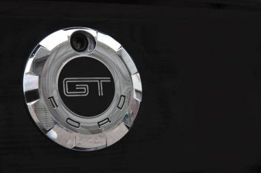 Siyah arka plan üzerinde Ford Mustang Gt logosu.