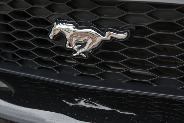 Logo de Ford Mustang en un radiador de coche . —  Fotos de Stock