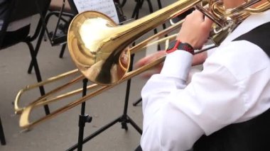 Belediye orkestrasında trombon çalan erkek müzisyen, şenlikli konser açık havada sahne alacak.