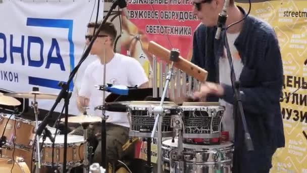 KRYVYI RIH, UKRAINE - MAIO, 2019: Dois músicos homens tocam bateria de vento na orquestra municipal tocando em concerto festivo ao ar livre . — Vídeo de Stock