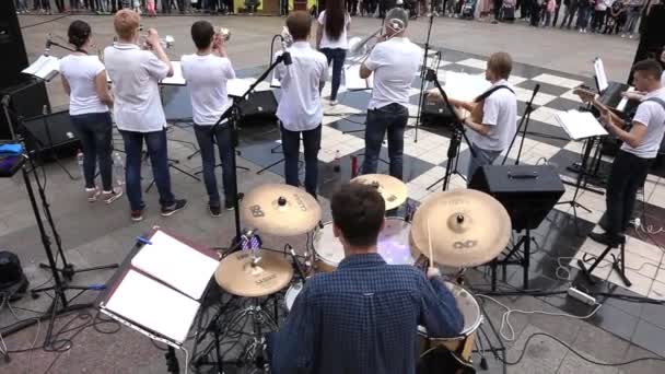 Kryvyi Rih, Ukrayna - Mayıs, 2019: Belediye orkestrası şenlikli konser açık havada müzik çalıyor. — Stok video