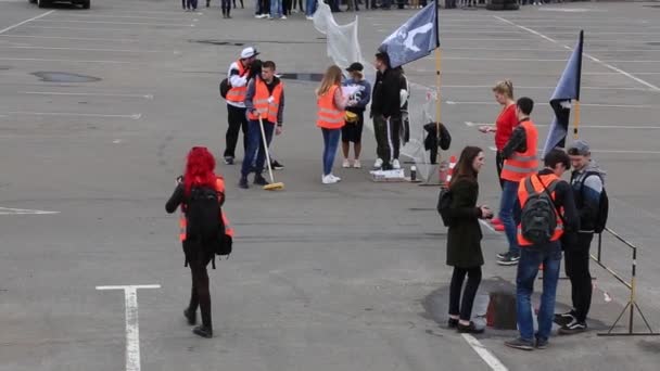 Kryvyi Rih, Ukrayna - Mayıs, 2019: Mavi yarış suv araba bir drift yarışı başlatmak. Etrafta bir sürü insan, personel, tamirciler, muhabirler.. — Stok video