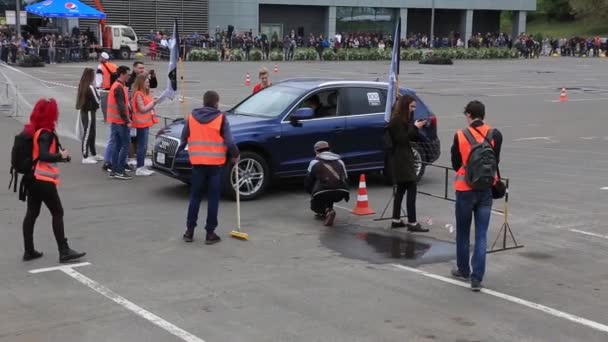 Kryvyi Rih, Ukrayna - Mayıs, 2019: Mavi yarış suv araba bir drift yarışı bitirmek. Etrafta bir sürü insan, personel, tamirciler, muhabirler.. — Stok video