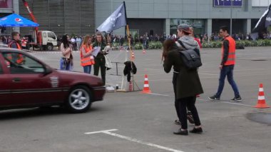 Kryvyi Rih, Ukrayna - Mayıs, 2019: Burgundy yarış arabası bir drift yarışı başlatmak. Etrafta bir sürü insan, personel, tamirciler, muhabirler..