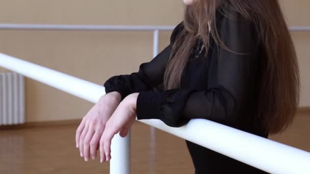 Привлекательная Уставшая Юная Брюнетка Танцовщица Одетая Черный Сексуальный Костюм Отдыхает — стоковое видео