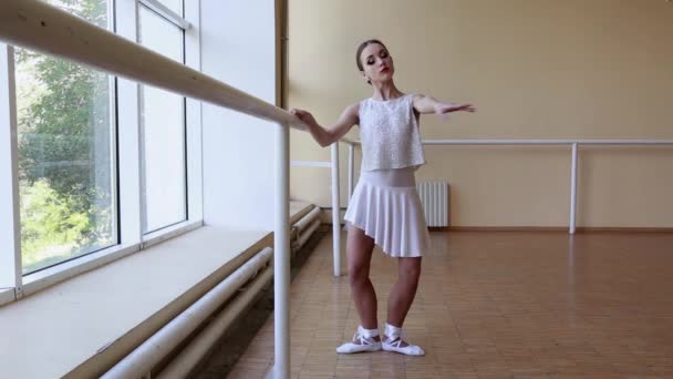 Joven Bailarina Delgada Vestido Blanco Bailando Cerca Una Gran Ventana — Vídeos de Stock