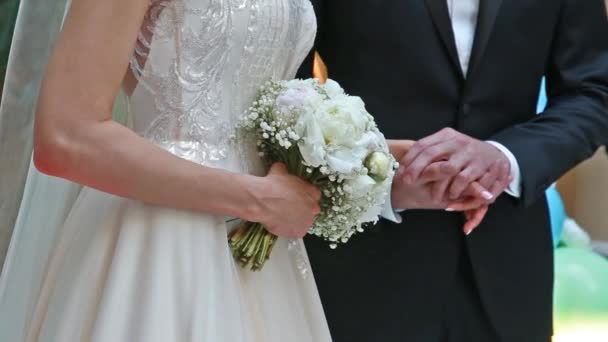 Menyasszony Vőlegény Hands Esküvő Fehér Ruhában Gazdaság Csokor Rózsa — Stock videók