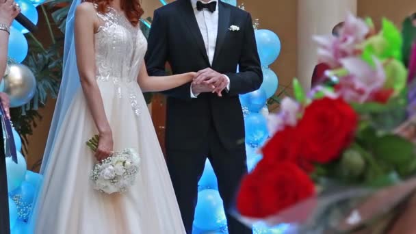 Braut Und Bräutigam Bei Einer Hochzeitszeremonie Frau Weißem Kleid Mit — Stockvideo