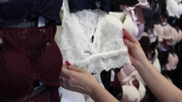 Menina Selecionando New Lace Roupa Interior Lingerie Shop Mãos Vista — Vídeo de Stock