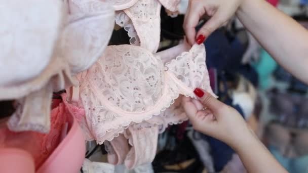 Mulher Selecionando New Lace Underwear Lingerie Store Mãos Vista — Vídeo de Stock