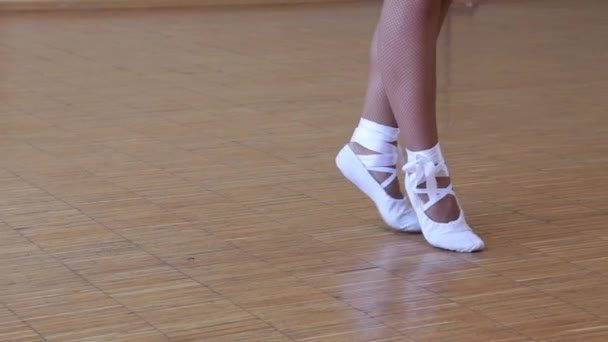 Ballerina Weißem Spitzentanz Auf Zehenspitzen Füße Aus Nächster Nähe — Stockvideo