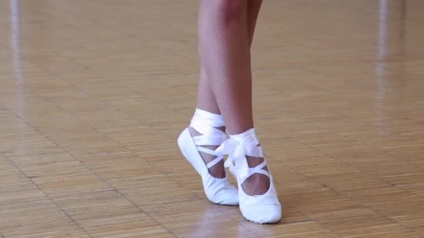 Балерина Белом Пуанте Танцует Цыпочках Ноги Крупным Планом — стоковое видео