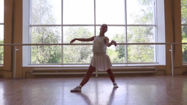 Νεαρή Λεπτή Μπαλαρίνα Λευκό Φόρεμα Χορεύει Κοντά Ένα Μεγάλο Παράθυρο — Αρχείο Βίντεο