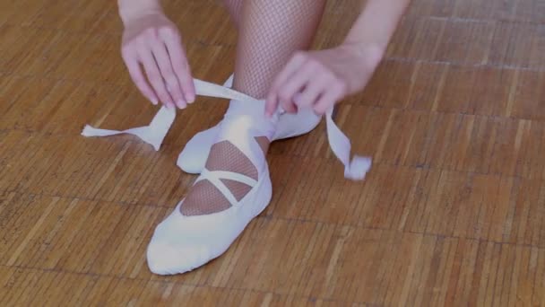 Die Junge Schlanke Ballerina Schnallt Sich Spitzenschuhe Sitzt Auf Der — Stockvideo