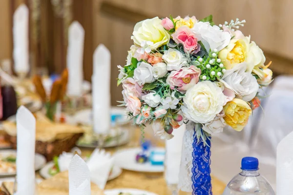 Wedding decorations bouquets of roses on a table in restaurant i — Stock Photo, Image