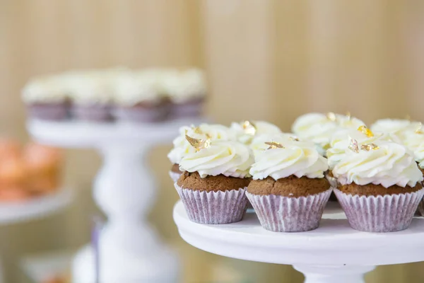 Fresh sweet muffins on a banquet table in restaurant. — Stock Photo, Image