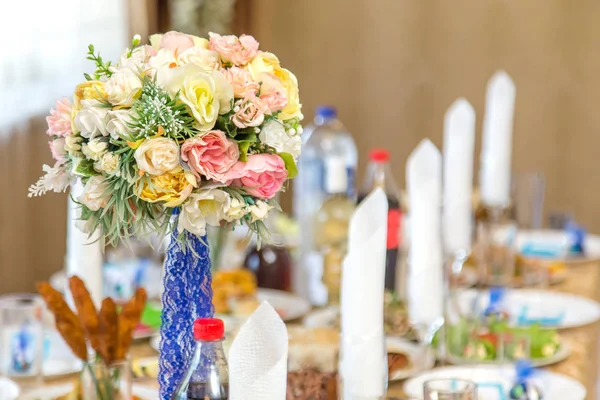Wedding decorations bouquets of roses on a table in restaurant — Stock Photo, Image